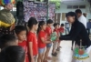Ca sĩ Lệ Thu Nguyễn trao tặng quà 1-6 cho trẻ em mồ côi