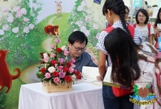 Độc giả xếp hàng dài xin chữ ký Nguyễn Nhật Ánh