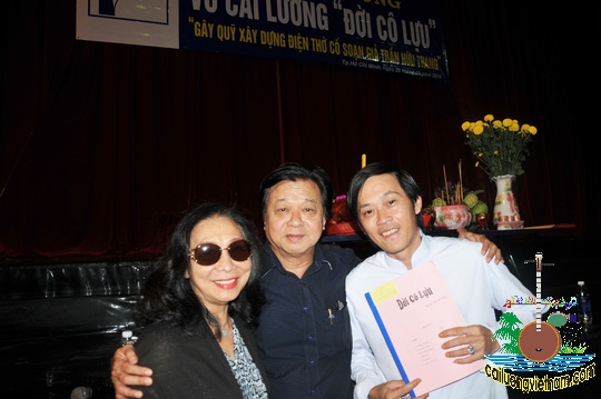 Hoài Linh đón nhận kịch bản Đời cô Lựu cùng với Bạch Tuyết, Trần Ngọc Giàu tại rạp Thủ Đô chiều 25-3