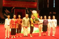 Thứ trưởng Bộ Văn hóa Thể thao Du lịch Đặng Thị Bích Liên đến dự và tặng hoa chúc mừng các học sinh.