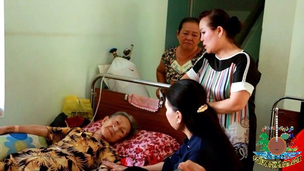 NSƯT Quỳnh Liên và Kim Xuân thăm hỏi và trao tiền giúp NS Hoài Dung