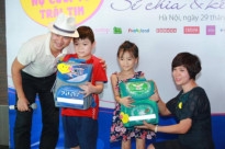 Nghệ sĩ Xuân Bắc mang “Nụ cười trái tim” đến 2 trẻ em dị tật bẩm sinh trên mặt.