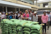 NSƯT Cẩm Tiên phát gạo cho bà con nghèo ở Tây Ninh