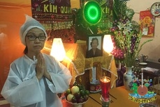 Ca sĩ Bích Phượng bên quan tài của mẹ