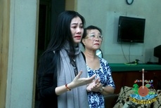 NSƯT Quế Trân trao quà từ thiện
