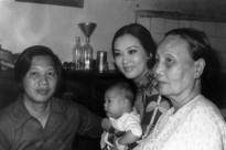 Hà Linh (Cúc Cu) trong vòng tay người mẹ quá cố Thanh Nga