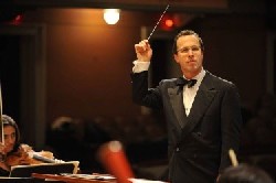 American conductor returns to Vietnam, this time with a Grammy Award