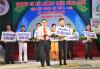 Chủ tịch UBND tỉnh Nguyễn Văn Khang trao giải Nhất cho thí sinh Nguyễn Hoàng Hải