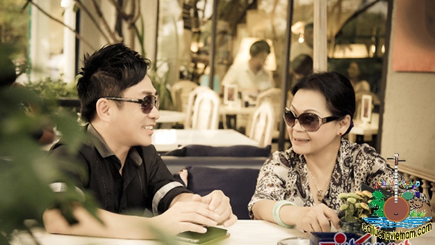 Ca sĩ Quang Thành và danh ca Khánh Ly.
