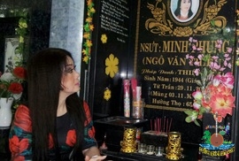 NSƯT Mỹ Châu xúc động bên mộ NSƯT Minh Phụng